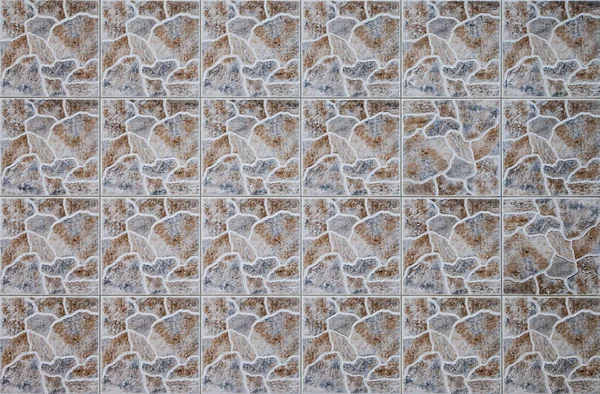 Önündeki duvarda kiremitler var.