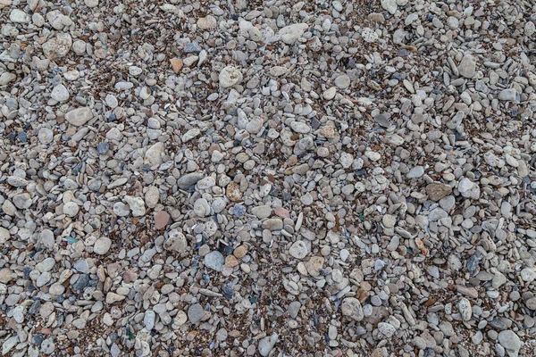 Çakıl taşları kıyıda.