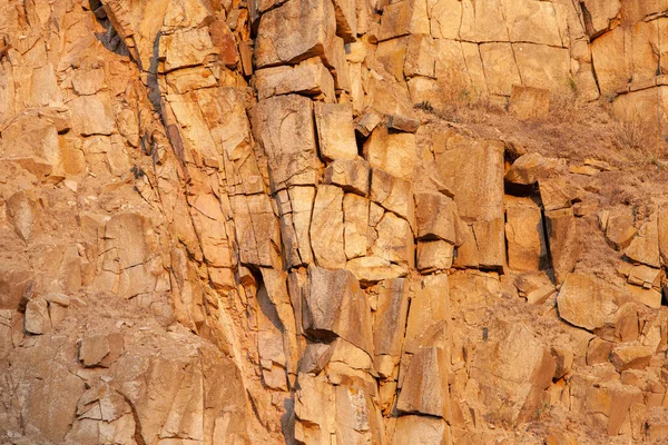 Taş ocağında granit duvar