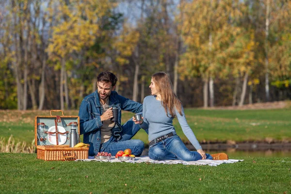 Çift parkta açık hava pikniği yaptı.
