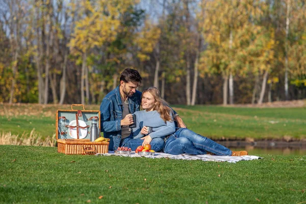 Çift parkta açık hava pikniği yaptı.