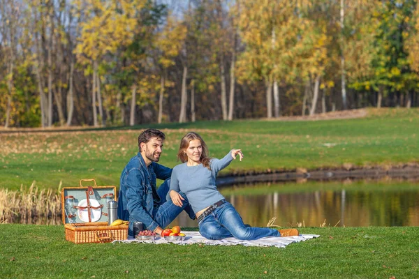 Çift parkta açık hava pikniği yaptı.