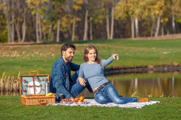 Çift parkta açık hava pikniği yaptı.