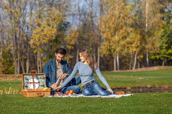 Çift parkta açık hava pikniği yaptı.