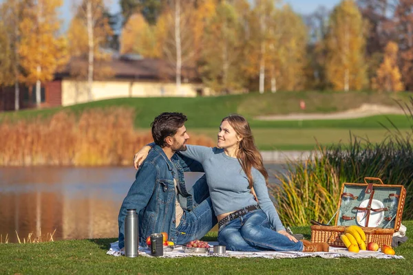 Çift parkta açık hava pikniği yaptı.