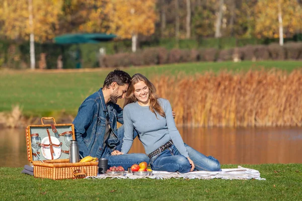 Çift parkta açık hava pikniği yaptı.