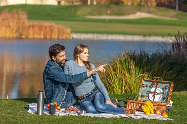 Çift parkta açık hava pikniği yaptı.