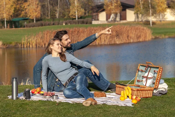 Çift parkta açık hava pikniği yaptı.