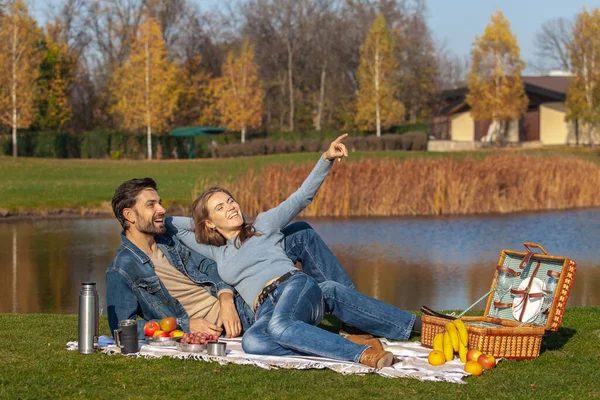 Çift parkta açık hava pikniği yaptı.