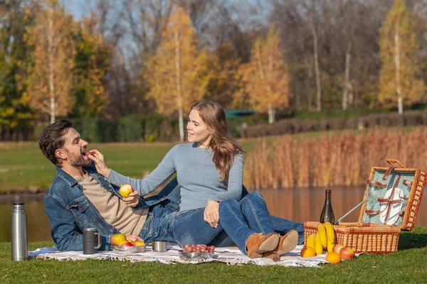 Çift parkta açık hava pikniği yaptı.