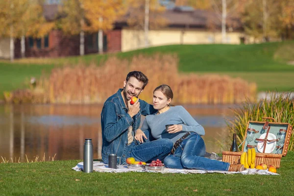 Çift parkta açık hava pikniği yaptı.