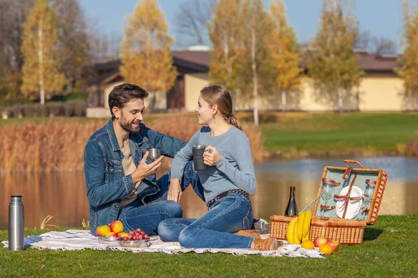 Çift parkta açık hava pikniği yaptı.