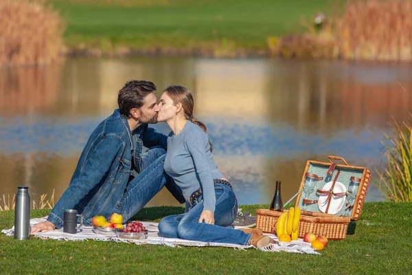 Çift parkta açık hava pikniği yaptı.