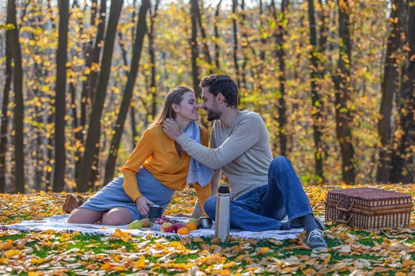 Çift parkta açık hava pikniği yaptı.