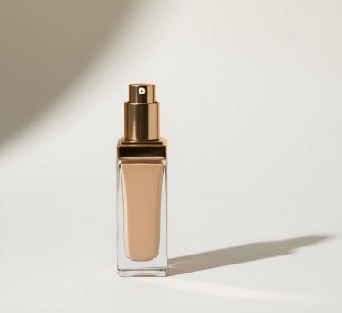 Ruj, temel ve fırçalar zarif bir güzellik gösterisi için düzenlenmiştir. Modern kibir kavramı, kadınsı güzellik gelişimi, kişisel bakım ve kozmetik