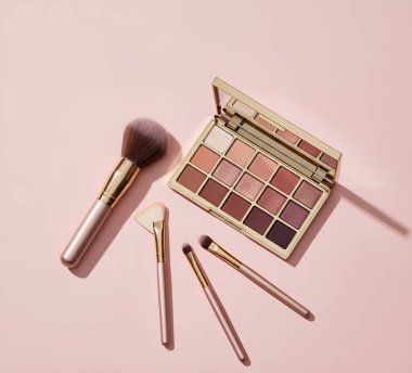Ruj, temel ve fırçalar zarif bir güzellik gösterisi için düzenlenmiştir. Modern kibir kavramı, kadınsı güzellik gelişimi, kişisel bakım ve kozmetik