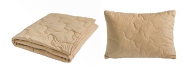 Beyaz arka plan üzerinde izole yastık battaniyeyle kümesi