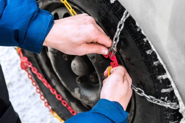 Mount kar zincirleri bir araba şube ortamında hizmet adamdır