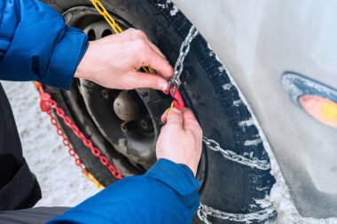 Mount kar zincirleri bir araba şube ortamında hizmet adamdır