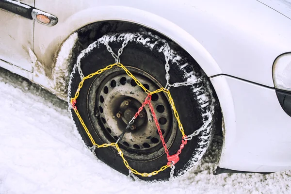 Αυτοκίνητο Μονταρισμένο Αντιολισθητικές Αλυσίδες Στο Χειμερινό Περιβάλλον — Φωτογραφία Αρχείου