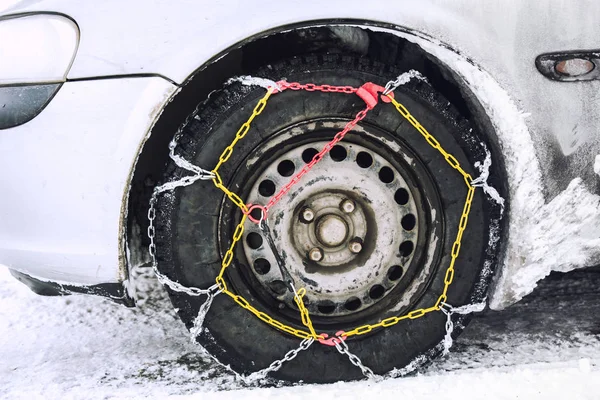Αυτοκίνητο Μονταρισμένο Αντιολισθητικές Αλυσίδες Στο Χειμερινό Περιβάλλον — Φωτογραφία Αρχείου