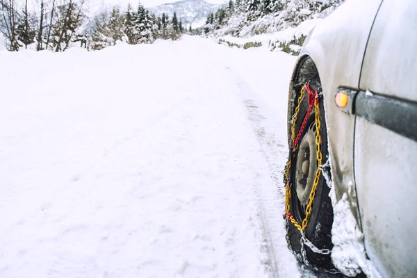 Auto Mit Montierten Schneeketten Winterlicher Umgebung — Stockfoto