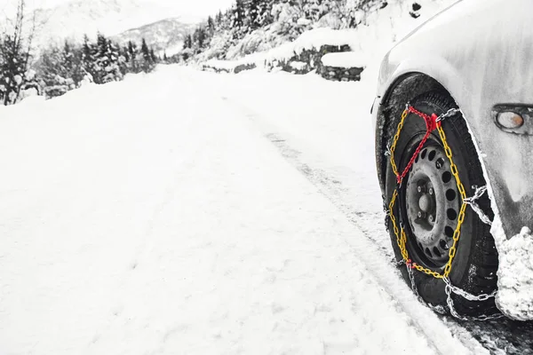 Voiture Avec Chaînes Neige Montées Dans Environnement Hivernal — Photo