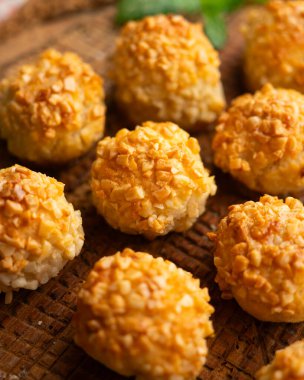 Çam fıstıklı ve bademli paneller. Badem ezmesi ve fındıklı tipik bir Katalan tatlısı..