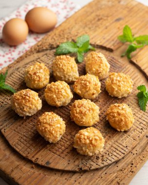 Çam fıstıklı ve bademli paneller. Badem ezmesi ve fındıklı tipik bir Katalan tatlısı..