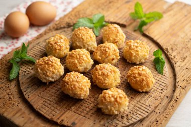 Çam fıstıklı ve bademli paneller. Badem ezmesi ve fındıklı tipik bir Katalan tatlısı..