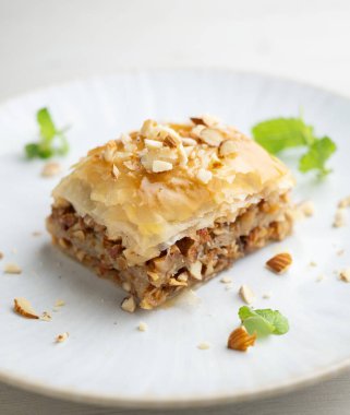 Baklava ezilmiş ceviz ezmesi ile yapılan, fileto pastasına sürülmüş ve şurup veya bal şurubuyla kaplanmış bir hamur işidir..