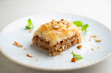 Baklava ezilmiş ceviz ezmesi ile yapılan, fileto pastasına sürülmüş ve şurup veya bal şurubuyla kaplanmış bir hamur işidir..