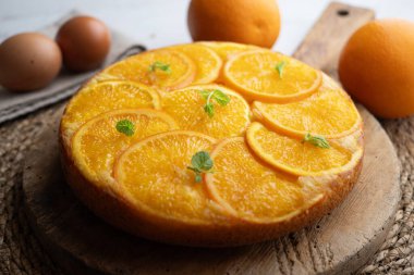Turuncu baş aşağı pasta. Lezzetli ev yapımı, organik portakal dilimli kek..
