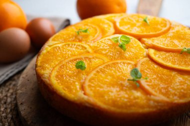 Turuncu baş aşağı pasta. Lezzetli ev yapımı, organik portakal dilimli kek..