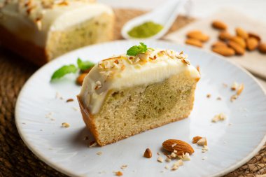 Bir dilim Japon sünger keki, kibrit yeşil çay ve üstüne tereyağı ve krem peynir..