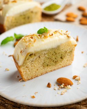 Bir dilim Japon sünger keki, kibrit yeşil çay ve üstüne tereyağı ve krem peynir..