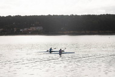 O Grove, İspanya; 1 Eylül 2025: Galiçya 'daki Arosa haliçlerinde insanlar kano kullanıyor.