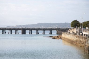 O Grove, İspanya; 1 Eylül 2025: O Grove kasabasını Galiçya 'daki La Toja adasına bağlayan köprü.