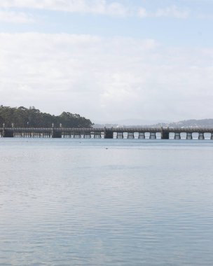 O Grove, İspanya; 1 Eylül 2025: O Grove kasabasını Galiçya 'daki La Toja adasına bağlayan köprü.