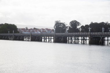 O Grove, İspanya; 1 Eylül 2025: O Grove kasabasını Galiçya 'daki La Toja adasına bağlayan köprü.