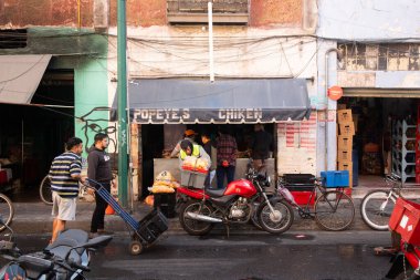 Mexico City, Meksika; 1 Kasım 2025: San Juan Arcos pazarının yanındaki Mexico City 'de tavuk dükkanları.