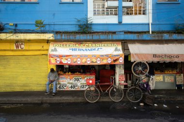 Mexico City, Meksika; 1 Kasım 2025: San Juan Arcos pazarının yanındaki Mexico City 'de tavuk dükkanları.