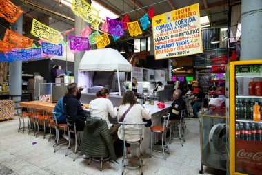 Mexico City, Mexico; 1 Kasım 2025: Atmosfer ve tezgahlar Mexico City 'deki San Juan Arcos de Belen pazarında.
