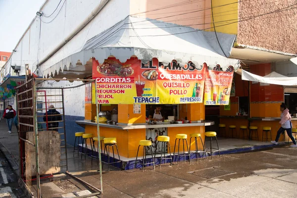 Mexico City, Meksika; 1 Kasım 2025: Sokak seviyesindeki restoranlar ve yemek tezgahları geleneksel Meksika sokak yemekleri sunmaktadır..