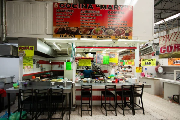 Mexico City, Mexico; 1 Kasım 2025: Atmosfer ve tezgahlar Mexico City 'deki San Juan Arcos de Belen pazarında.