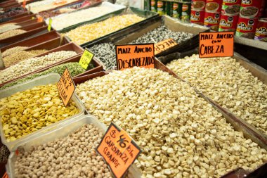 Meksika mısır taneleri Mexico City 'deki San Juan pazarında bir tezgahta.