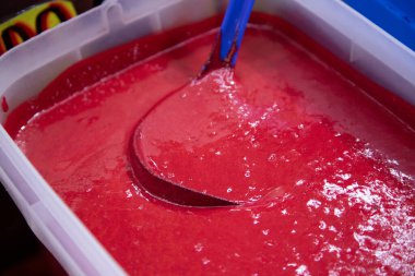 Chamoy, ya da renkli bir Michelada sosu, Mexico City 'deki San Juan Market' te satılıyor..