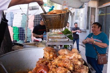 Ciudad de Mexico, Meksika; 1 Kasım 2025: Mexico City 'de meşhur domuz etli taco servisi yapan sokak yemekleri standı.