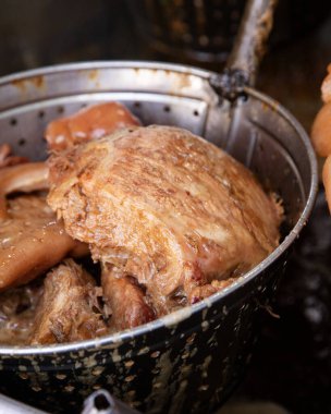 Ciudad de Mexico, Meksika; 1 Kasım 2025: Mexico City 'de meşhur domuz etli taco servisi yapan sokak yemekleri standı.