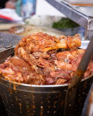 Ciudad de Mexico, Meksika; 1 Kasım 2025: Mexico City 'de meşhur domuz etli taco servisi yapan sokak yemekleri standı.